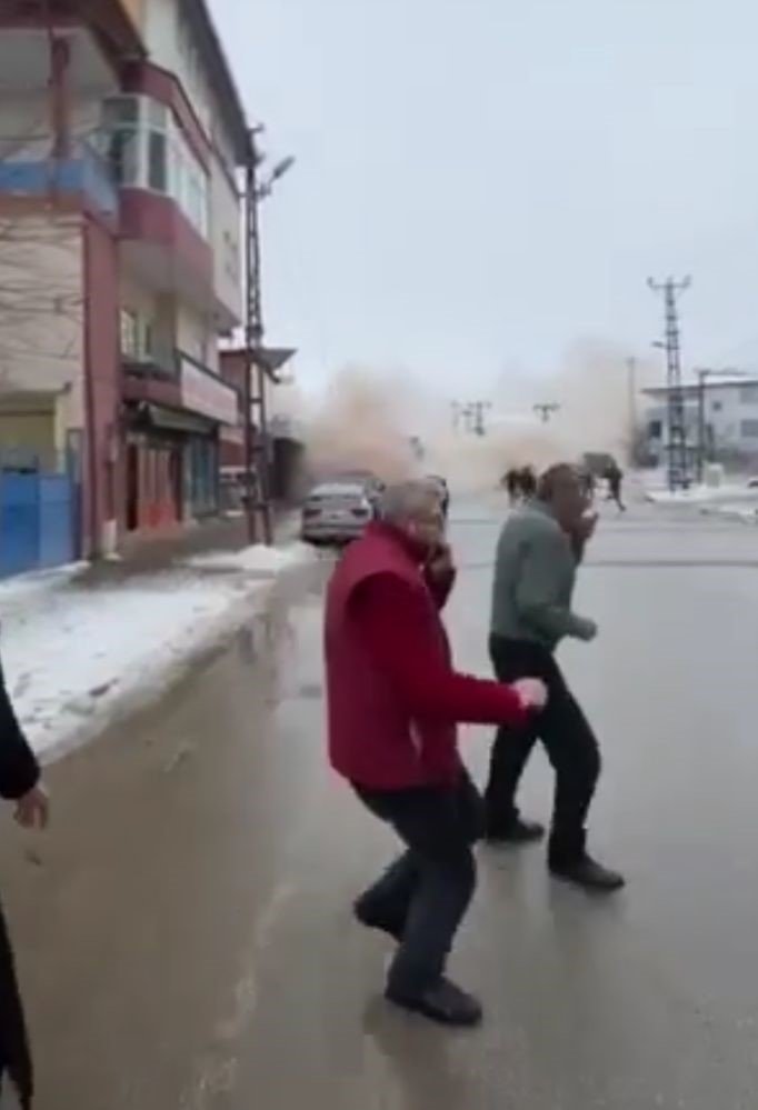 Deprem anının yeni görüntüleri ortaya çıktı! Tüyer ürperten ses… Binaların çatlaması ve çökmesi kamerada.