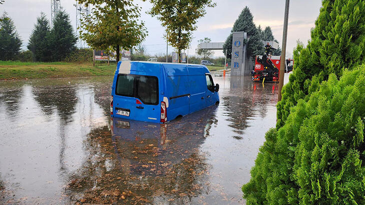 Düzcede sağanak sebebiyle oluşan su birikintisinde mahsur kalan minibüstekiler kurtarıldı