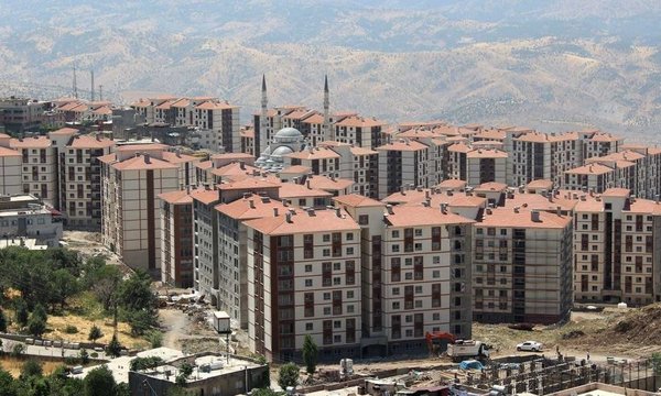 Şırnak a bağlı Cizre ilçesinde PKK'lı teröristlerin saldırıları sonrası evleri yıkılan 1112 aile TOKİ tarafından yapılan evlerinin tapularını teslim aldı