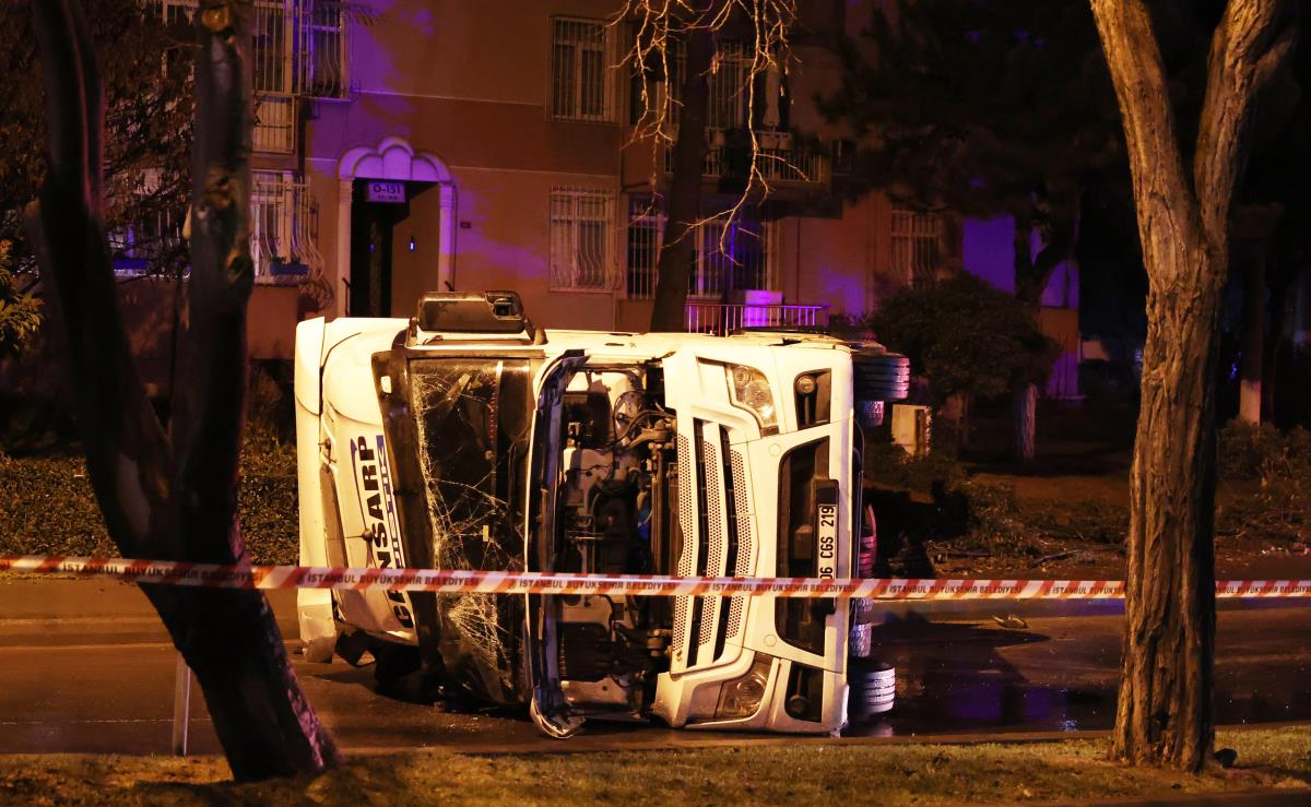 Bakırköy de devrilen tankerin sürücüsü yaralandı