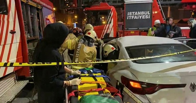 Zeytinburnu nda tramvay otomobile çarptı 1 yaralı