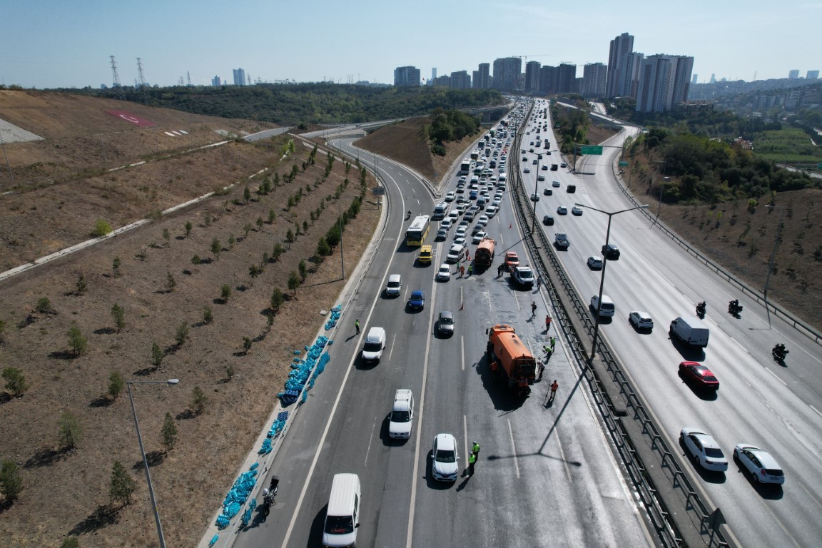 TEM Otoyolunda kaza yapan kamyondan düşen cam damacanalar trafiği kilitledi