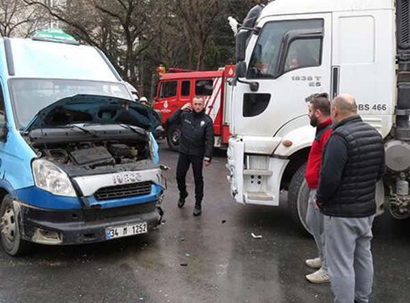 Hafriyat kamyonu ile minibüs çarpıştı 7 yaralı