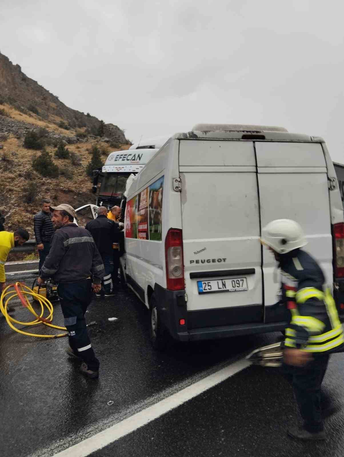 Erzincanda trafik kazası 1 ölü 2 ağır yaralı