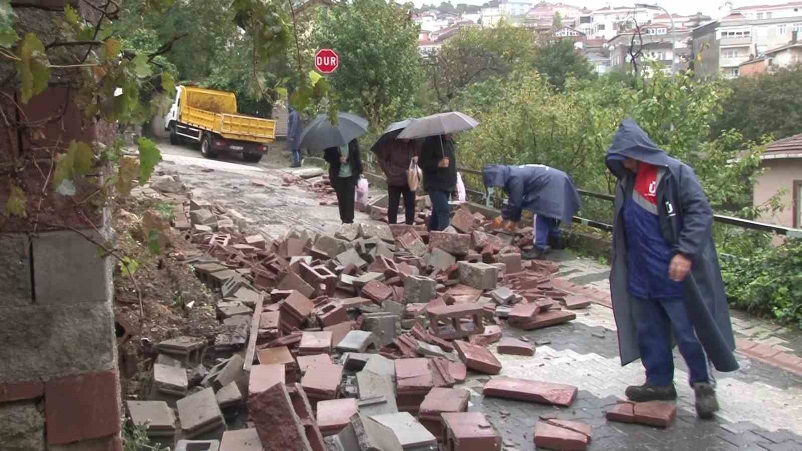 Sağanak yağış nedeniyle Üsküdarda bahçe duvarı çöktü