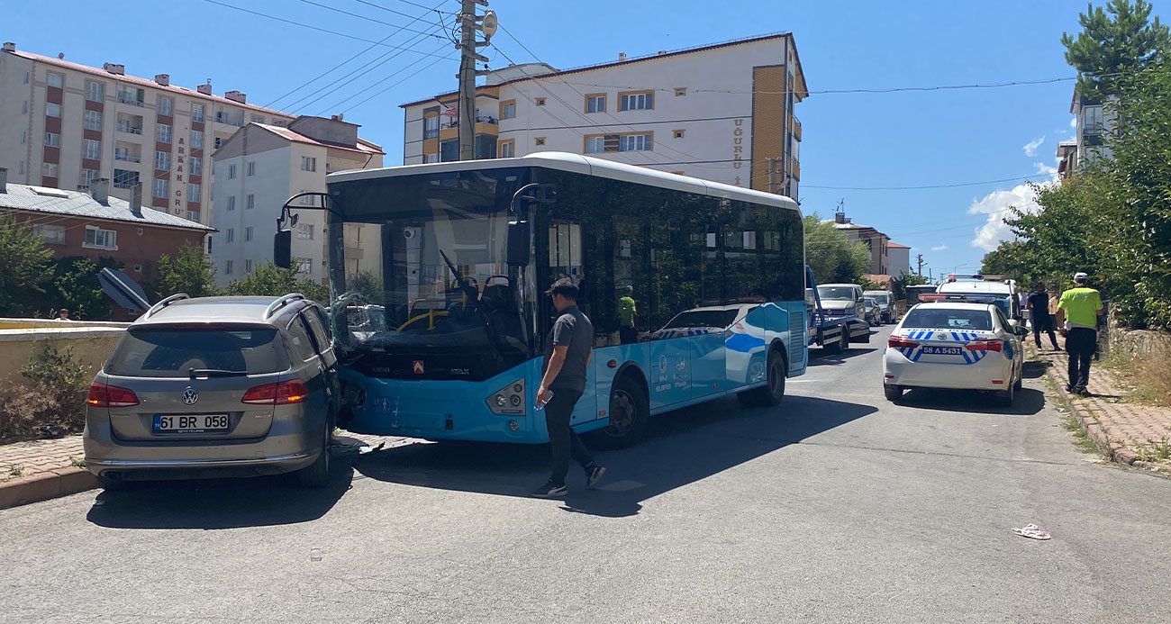 Halk otobüsü ile otomobil çarpıştı 8 yaralı