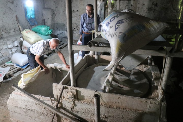 Zamanının büyük fabrikası olan su değirmeni 4 asırdır hizmet veriyor