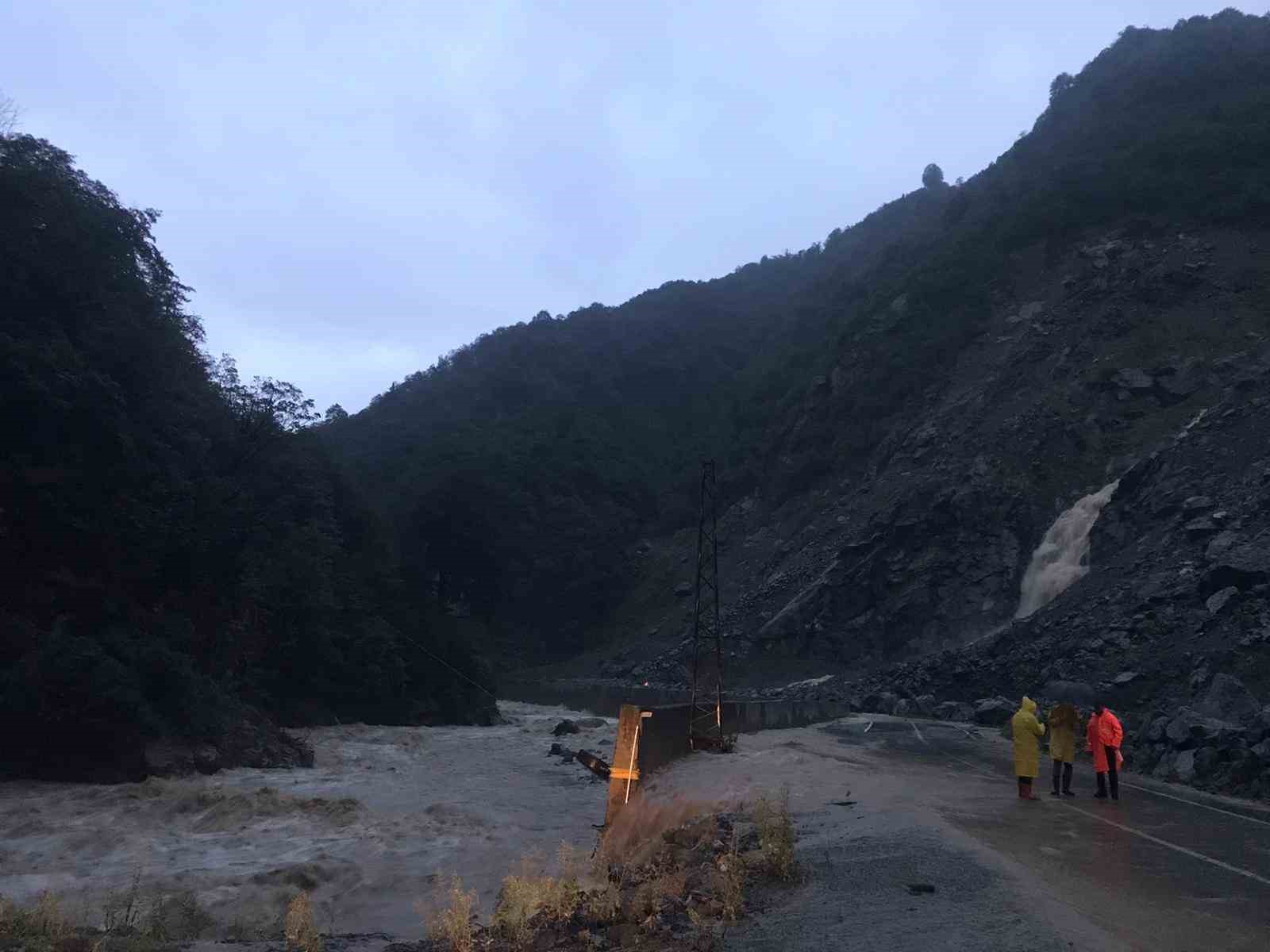 Artvinde dereler taştı köy yolları ulaşıma kapandı