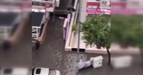 İzmiri sağanak vurdu Yollar göle döndü semt pazarı sular altında kaldı