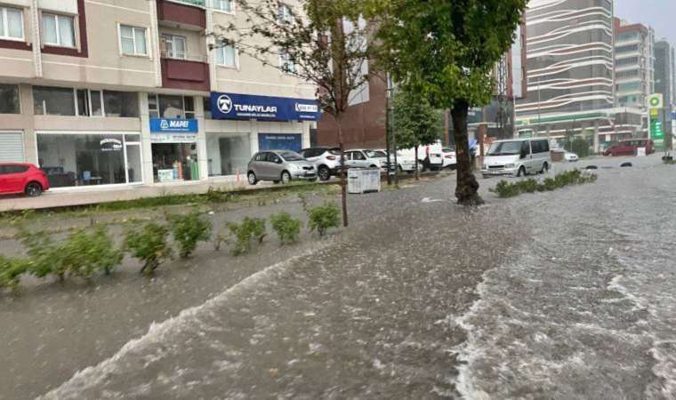 Samsunda sağanak Yollar göle döndü