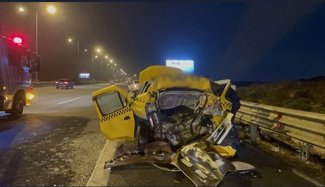 Kuzey Marmara Otoyolunda yolcu otobüsü ile taksi çarpıştı 3 yaralı