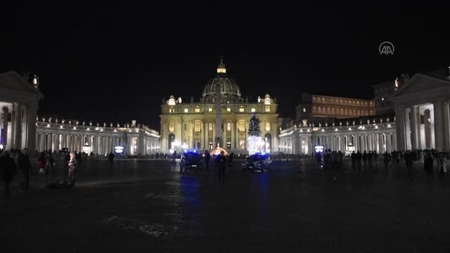 Papa Franciscus Vatikan'daki geleneksel Noel ayinini yönetti