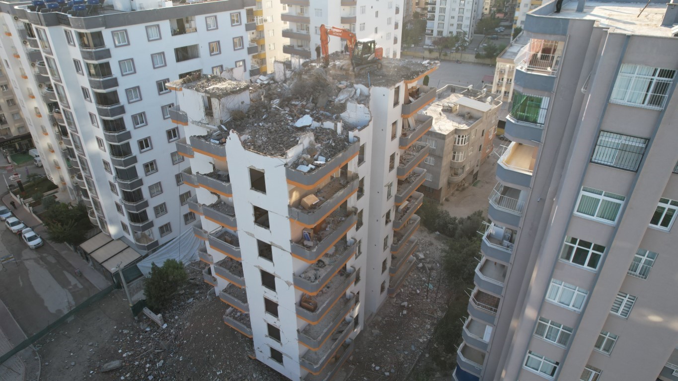 Beton bağlama noktasında tepsi çıktı İMO Başkanı Menemen yapan işçilerden kalmıştır dedi