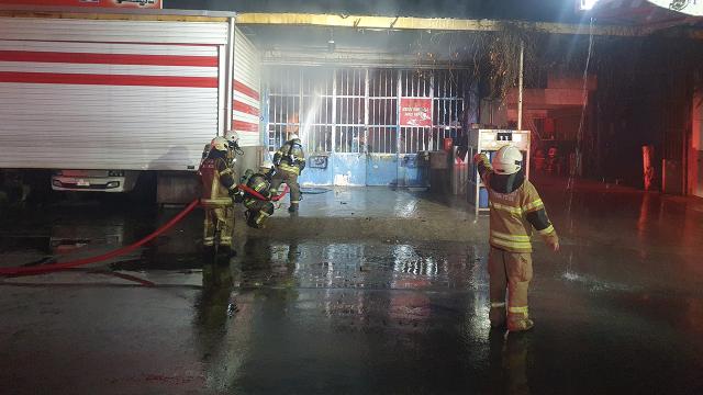 İzmir'de oksijen tüplerinin bulunduğu iş yerinde yangın