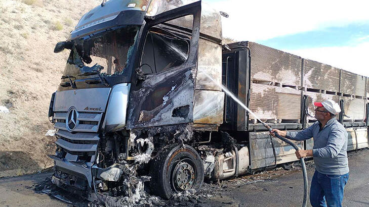 Seyir halindeki TIRda çıkan yangın söndürüldü