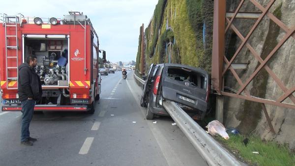 Kontrolden çıkan araç bariyerlere ok gibi saplandı Koltuk başka bir yere fırladı sürücünün durumu ağır