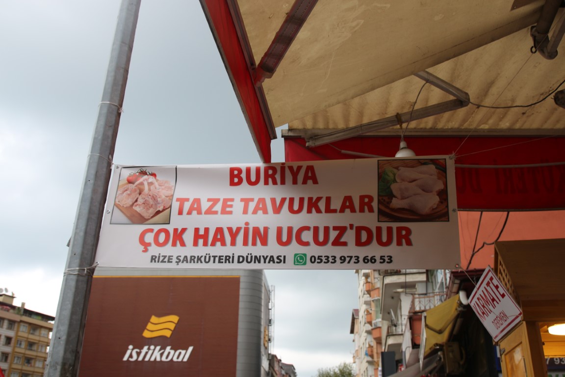 Fıkra gibi dükkan Bu dükkandaki ürünlerin üzerindeki yazıları okuyanlar gülmekten kendini alamıyor