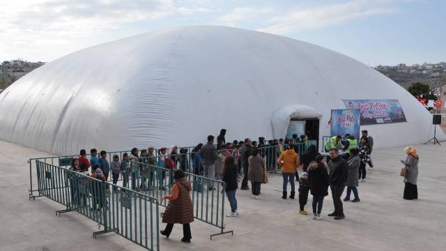 Mersin'de yapımı tamamlanan buz pisti kapılarını çocuklara açtı