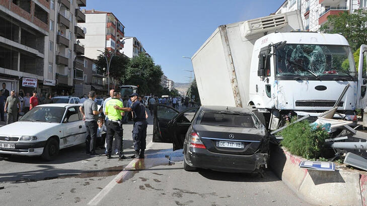 Yozgatta kamyon 8 araca çarptı 3 yaralı