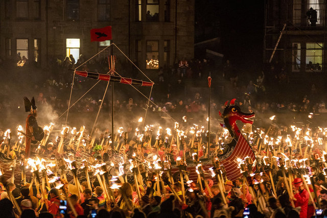 İskoçya da geleneksel Viking Festivali düzenlendi