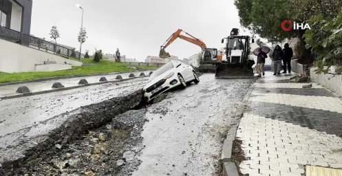 Yağmur suyu kanalı çalışmasında açılan çukura otomobil düştü