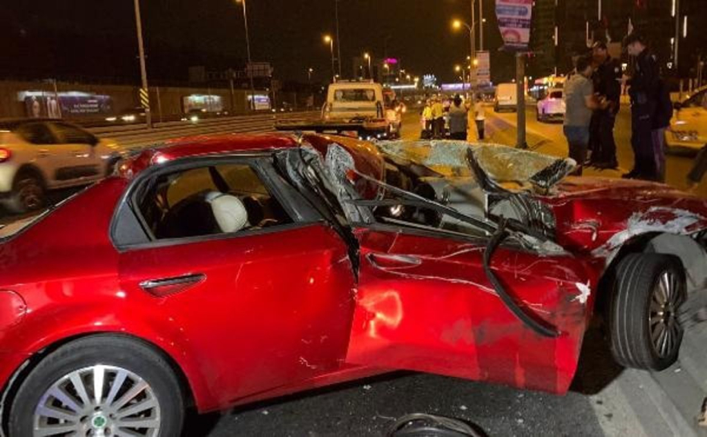 Bakırköyde otomobil kamyonete ve elektrik direğine çarptı