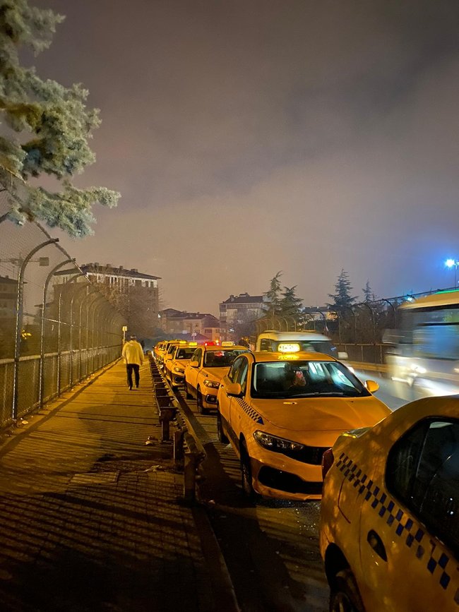 İstanbul da taksiciler fiyat güncellemesi için sıraya girdi