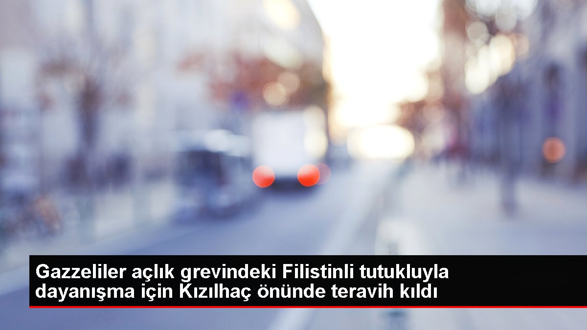 Gazzeliler açlık grevindeki Filistinli tutukluyla dayanışma için Kızılhaç önünde teravih kıldı