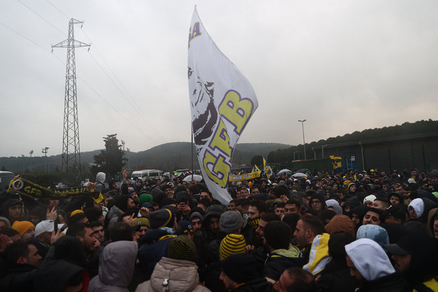 Fenerbahçe taraftarı Riva da TFF yi protesto etti