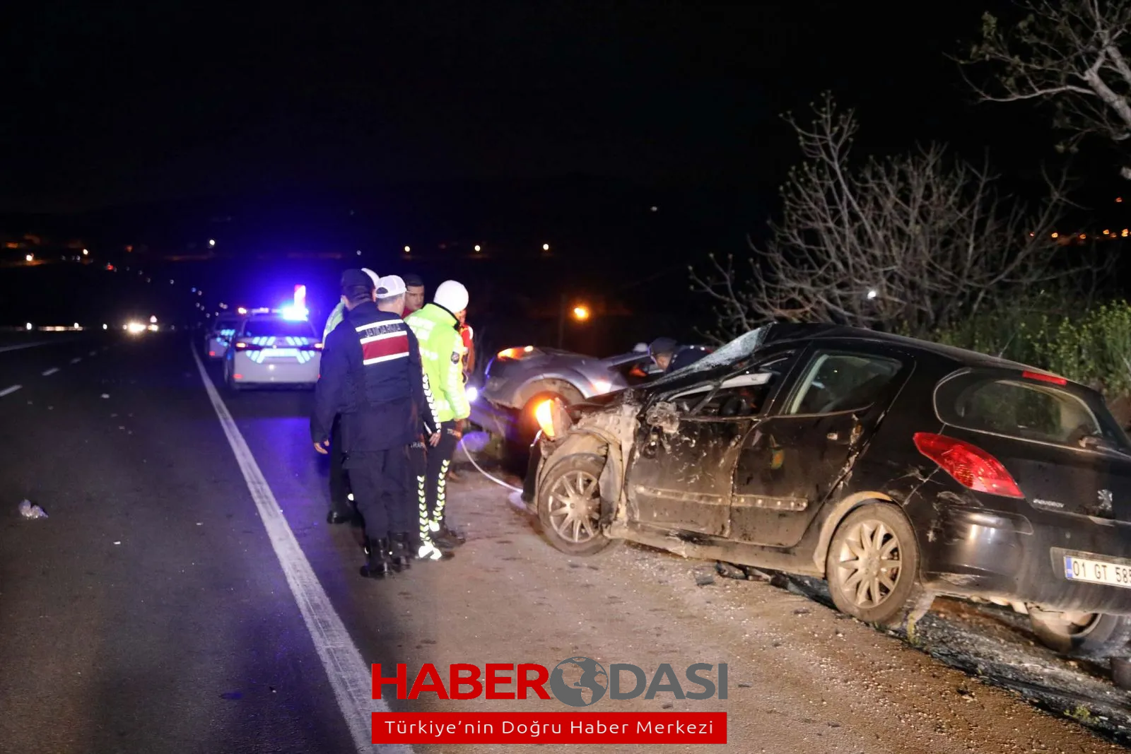 GaziantepKilis karayolunda zincirleme trafik kazası 1i polis 2 ölü 4 yaralı