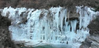 Çin in Shanxi Eyaletindeki Buz Çağlayanının Muhteşem Görüntüsü Turistleri Büyüledi