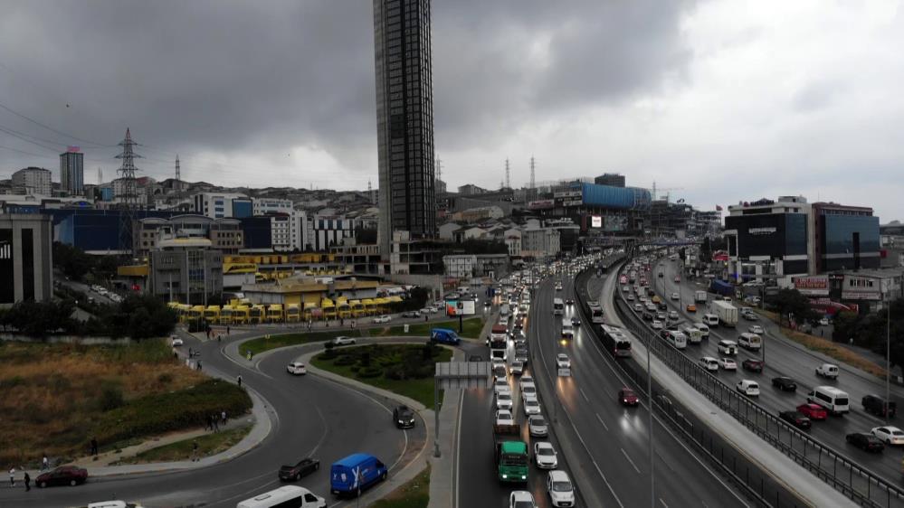 Haramidere de E 5 karayoluna giren bina milyonlarca insana trafik çilesi oluşturuyor