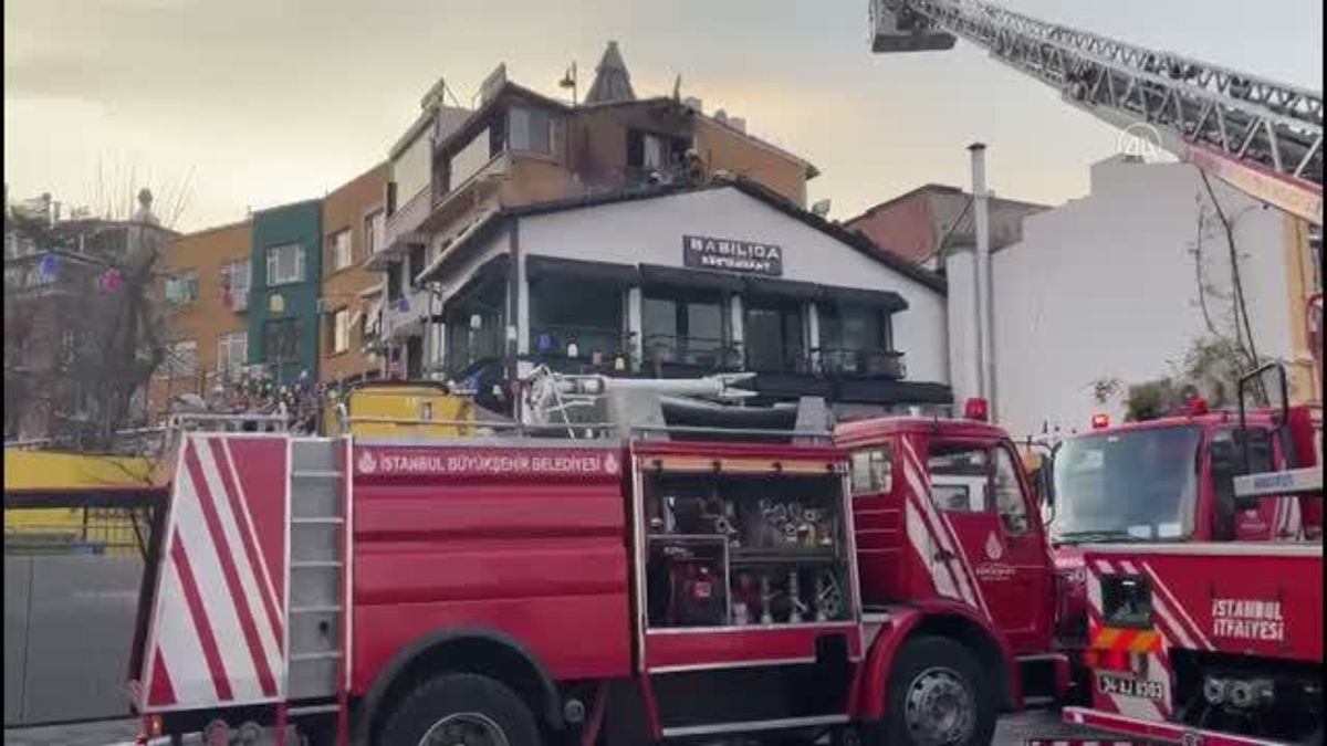 Sultanahmet Meydanında bir işyerinin çatı katında çıkan yangın söndürüldü