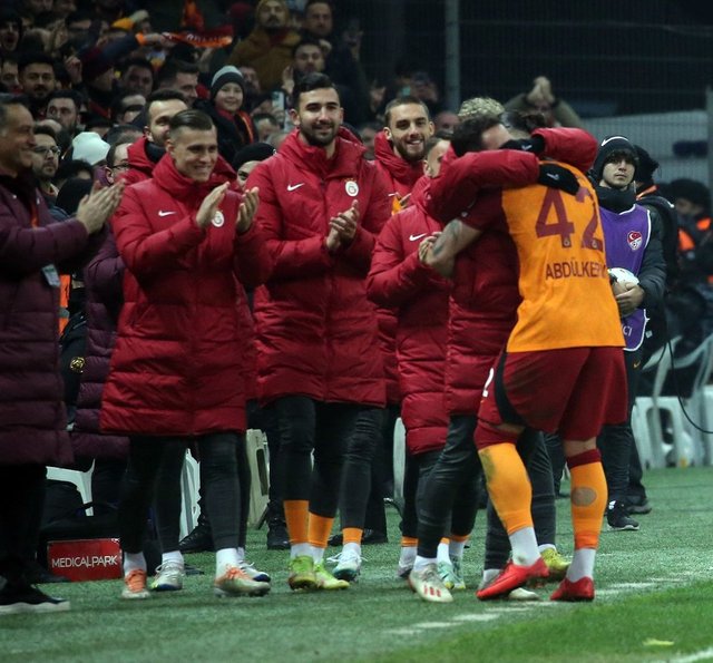 Galatasaray ın rekor gecesi Okan Buruk tarihe geçti