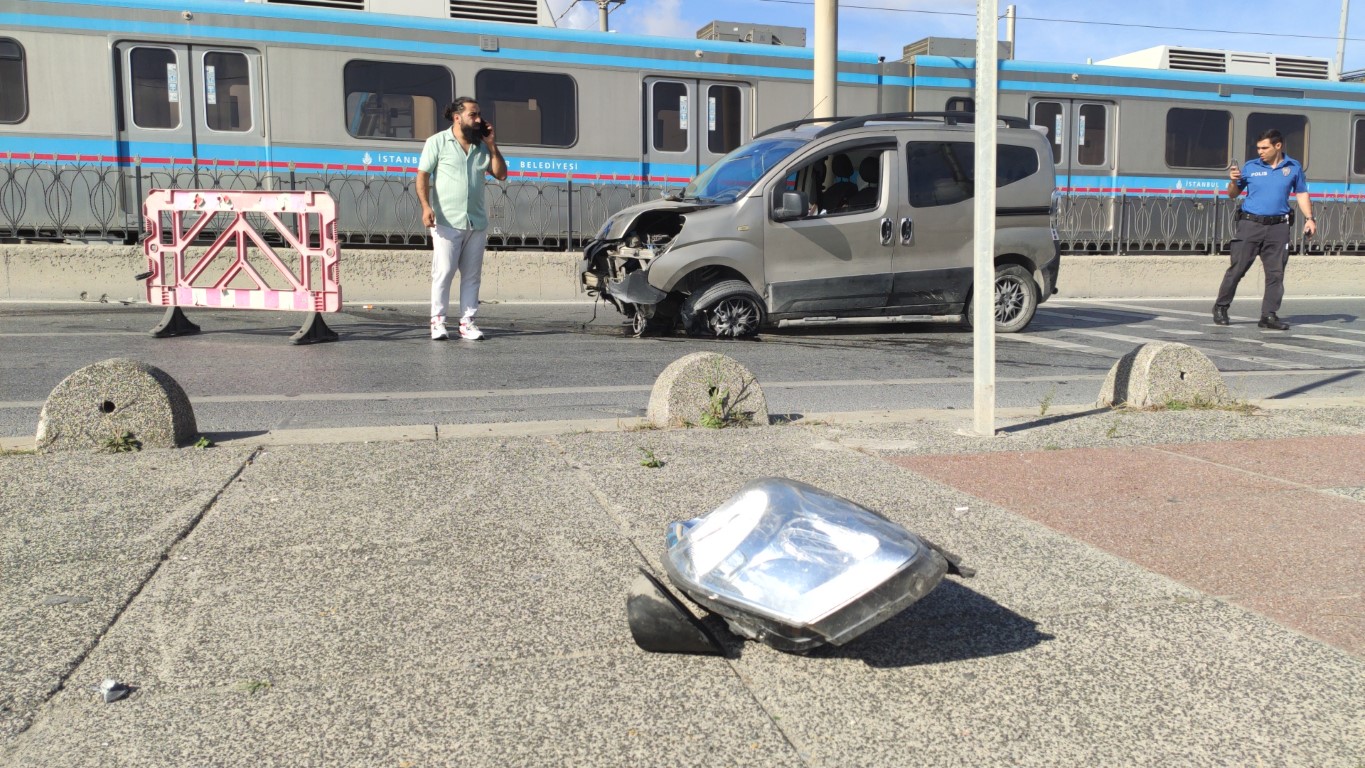 Sultangazide kontrolden çıkan araç tramvay hattının demir korkuluklarını yıktı