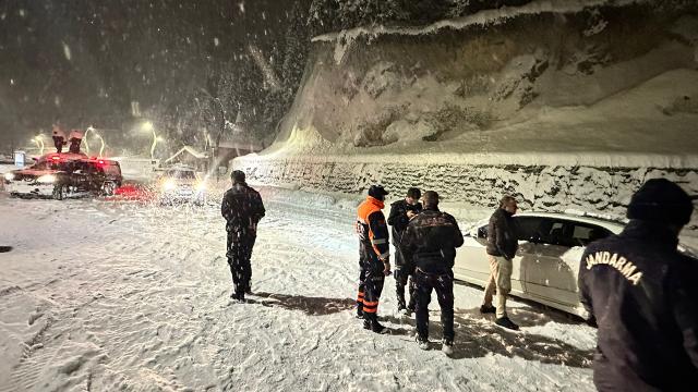 Rize de yaylada araçları kara saplandı  Mahsur kalanlar kurtarıldı