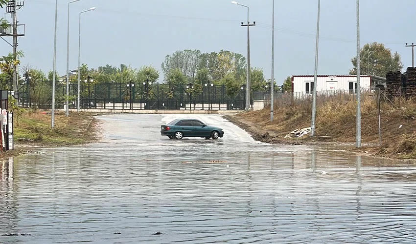 İstanbulda yağış nedeniyle göle dönen caddede kaza yaşandı