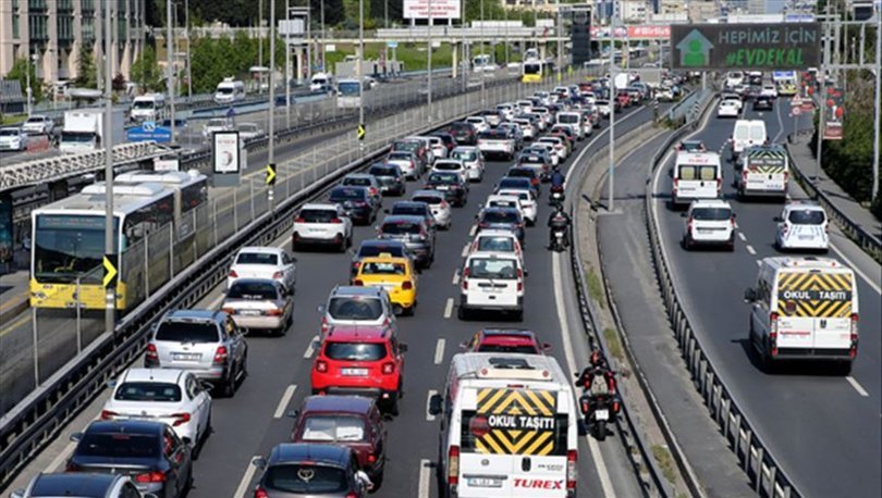 İstanbul da mesai bitiminde trafikte yoğunluk yaşanıyor