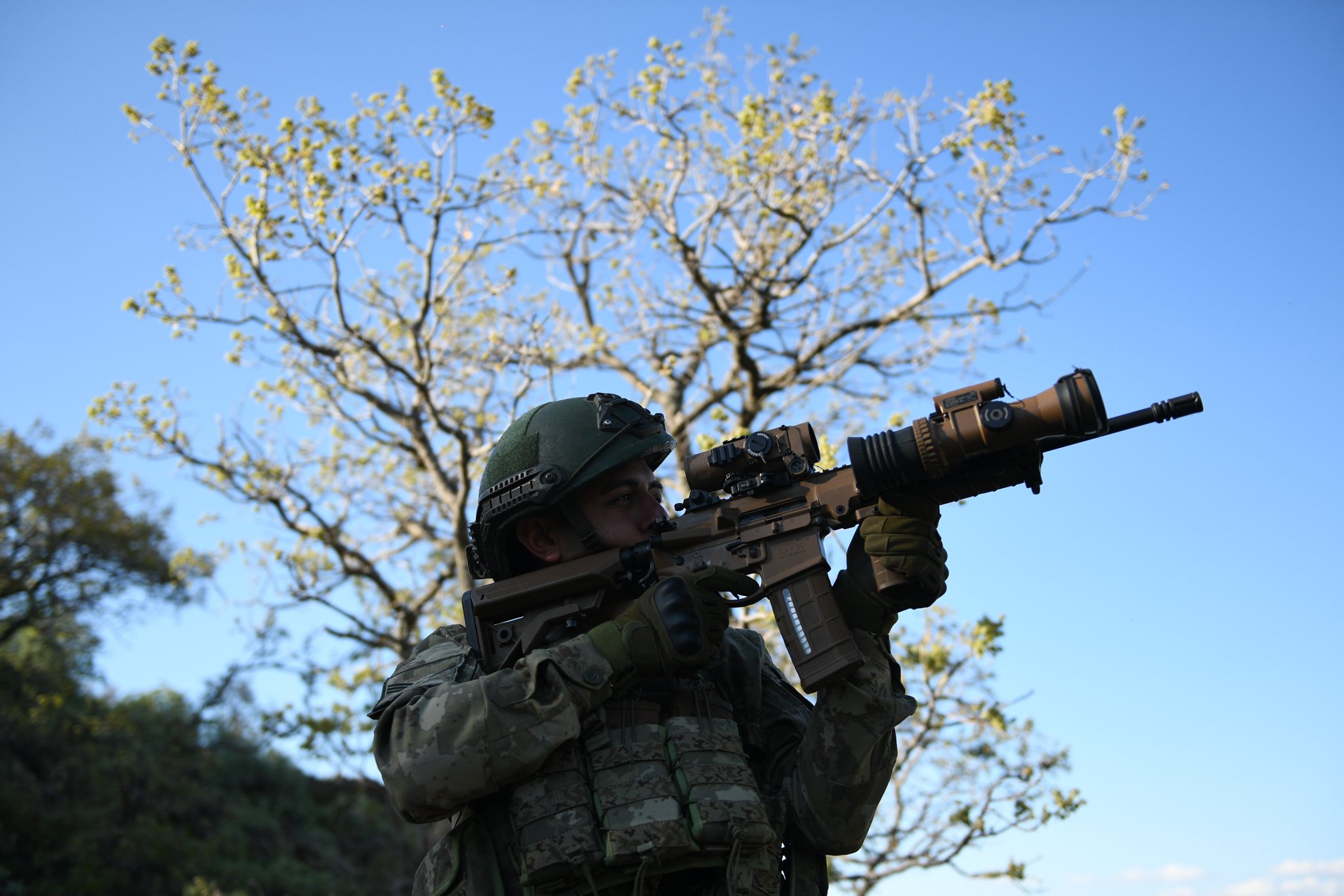 Yakalanacaklarını anlayan 2 PKK lı teslim oldu