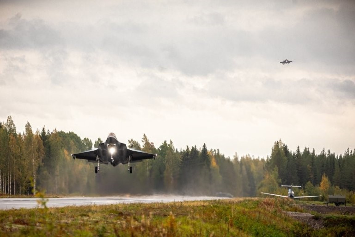 F35A savaş uçakları ilk kez otoyola iniş yaptı