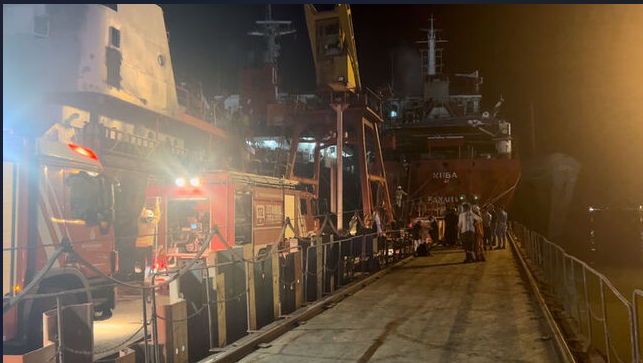 Tuzlada tersanede bakıma alınan bir gemide çıkan yangın söndürüldü